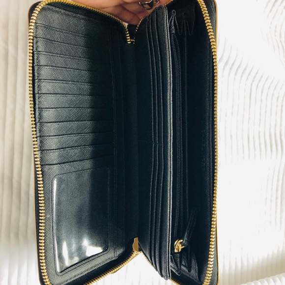 Black and Gold Michael Kors Wallet - Picture 4 of 5